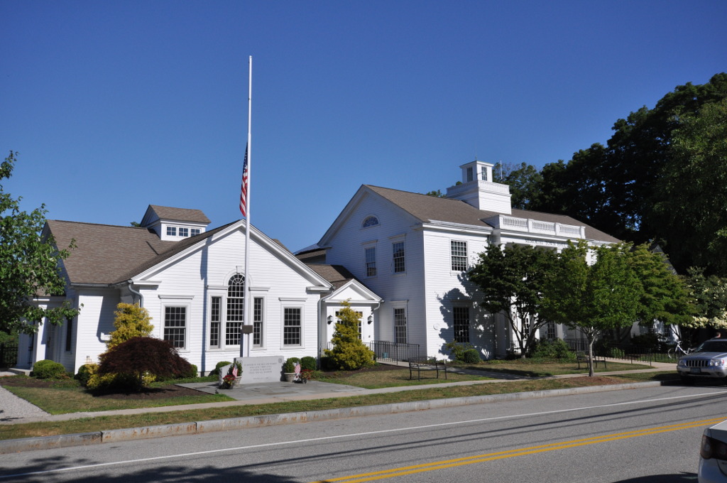 Archive/file photo: Old Lyme municipal building photographed in 2016. Not a photograph of the meeting, project or voting activity described; consult the article for current locations.